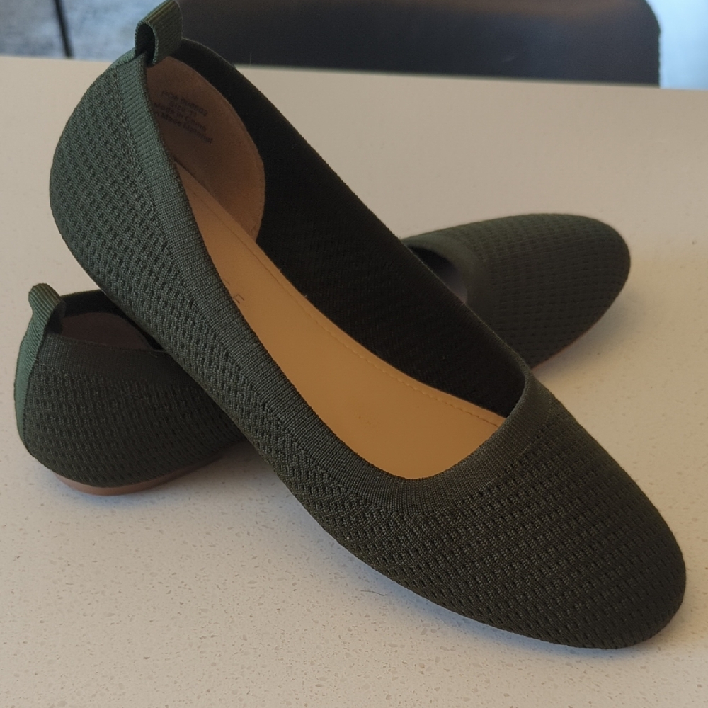 Journee Collection Green Flats Minimalist Design
